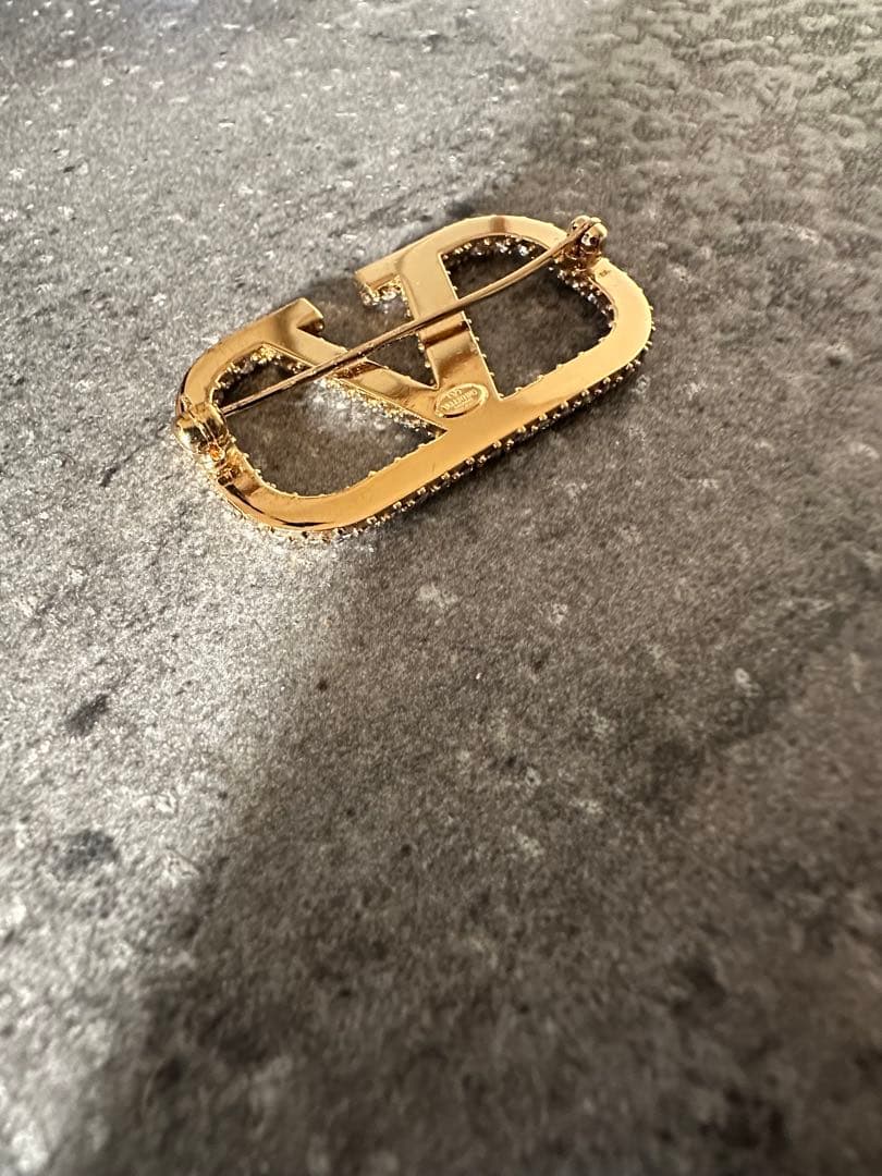 VALENTINO ヴァレンティノ ブローチVロゴ シグネチャー クリスタル