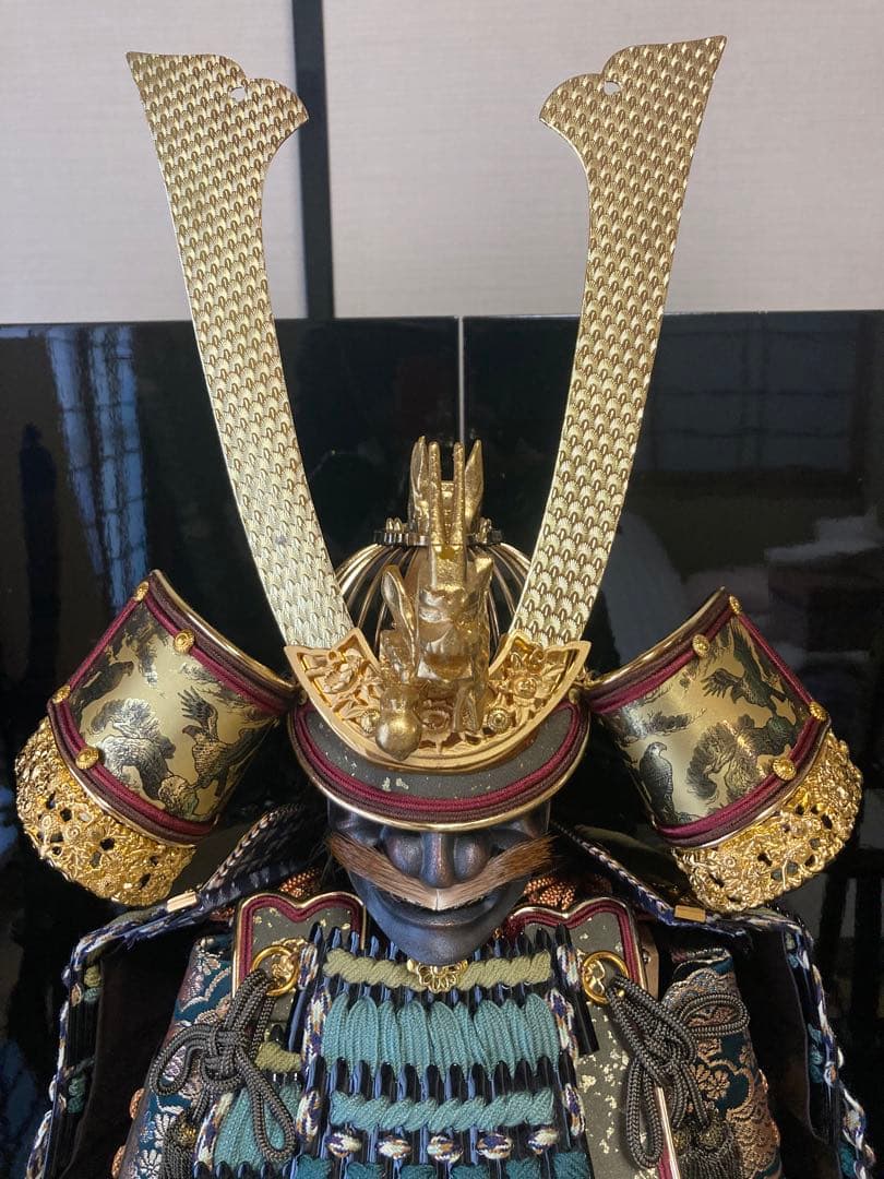 【美品・箱有り・飾り方付】五月人形 兜飾り 端午の節句 弓 刀 『金彩』皇宸作