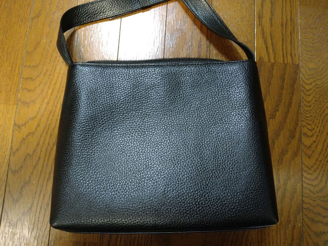 ☆予約中☆美品☆HushTug レザーショルダーバッグ ブラック 本革 5L
