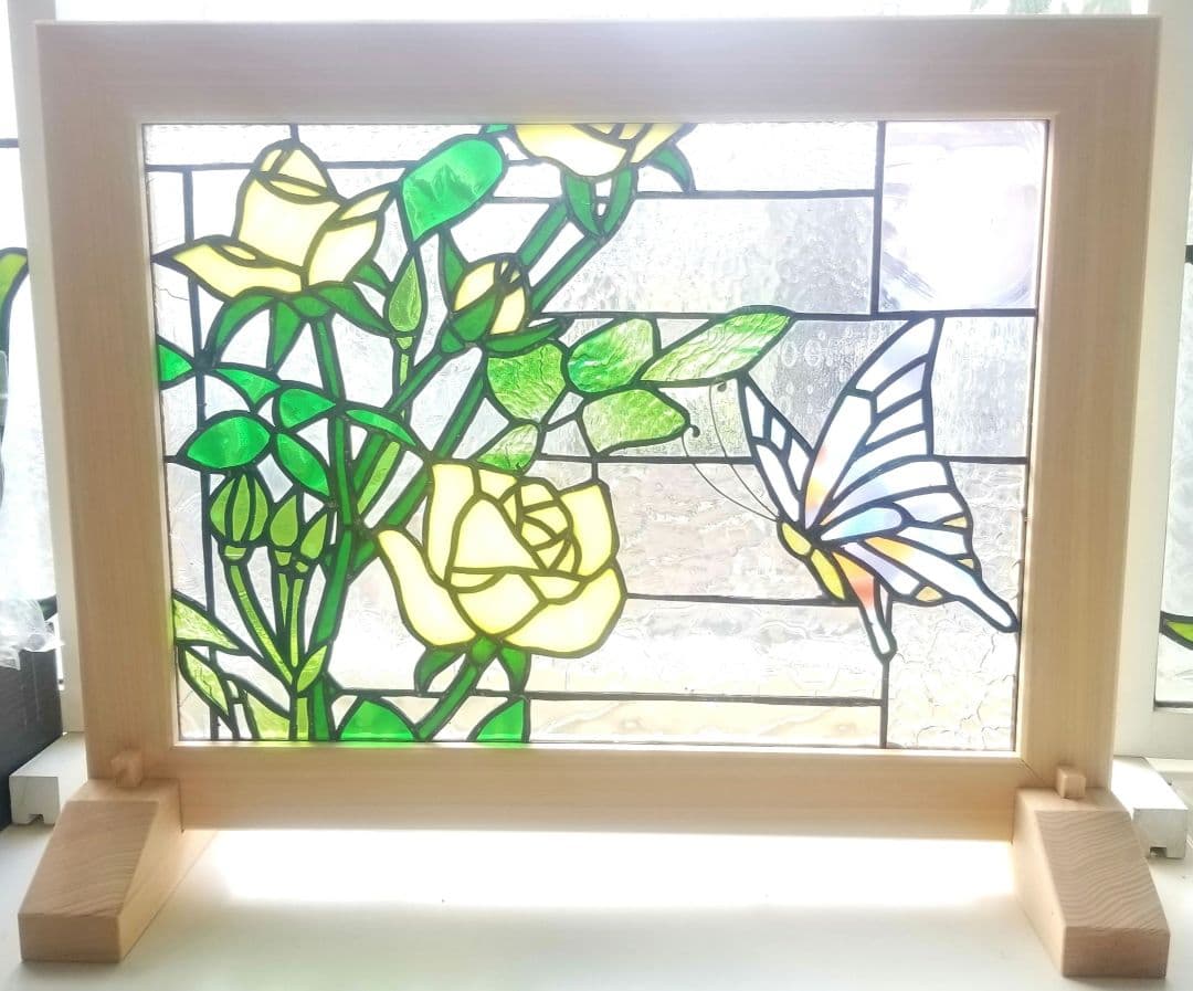 ステンドグラス　黄色い薔薇と蝶のパネル(木枠、スタンド付)