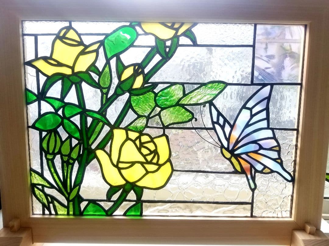 ステンドグラス　黄色い薔薇と蝶のパネル(木枠、スタンド付)