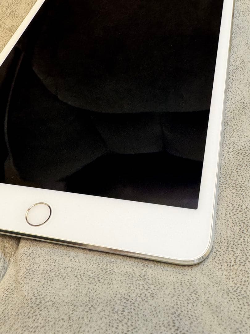 iPad mini 4世代 128GB Wi-Fi シルバー キーボード付