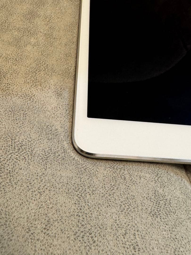 iPad mini 4世代 128GB Wi-Fi シルバー キーボード付