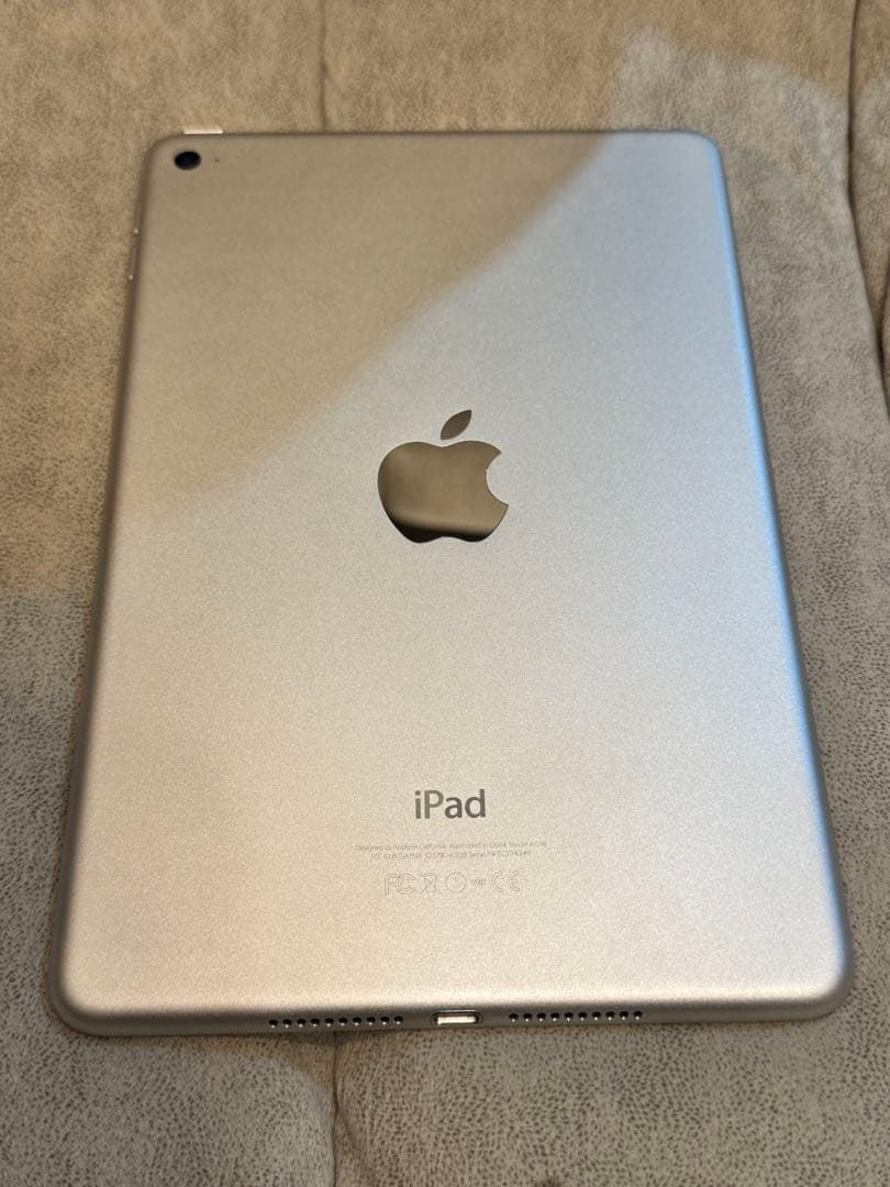 iPad mini 4世代 128GB Wi-Fi シルバー キーボード付