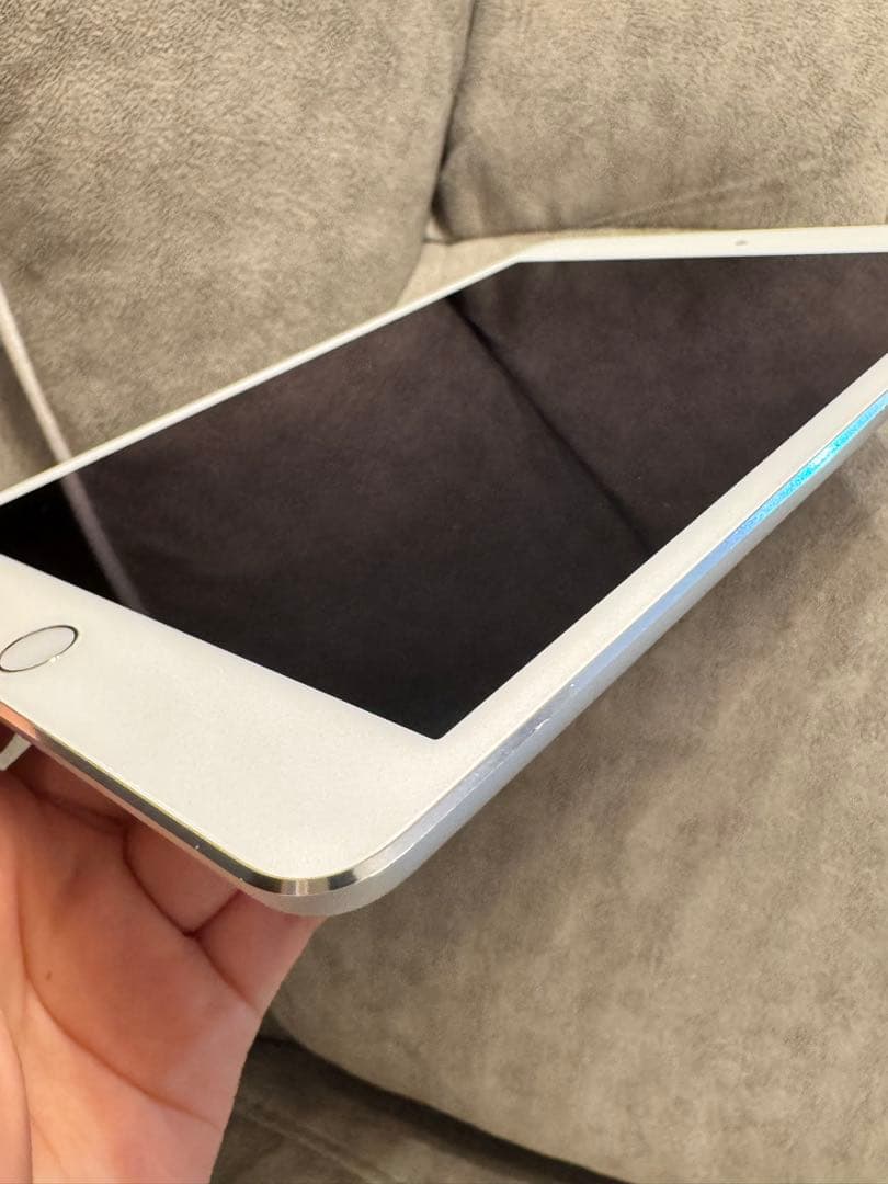 iPad mini 4世代 128GB Wi-Fi シルバー キーボード付