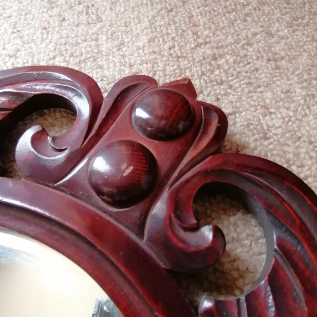 壁掛けミラー　面取り加工　木製枠　浮き彫り　アンティーク彫刻　アラベスク　楕円