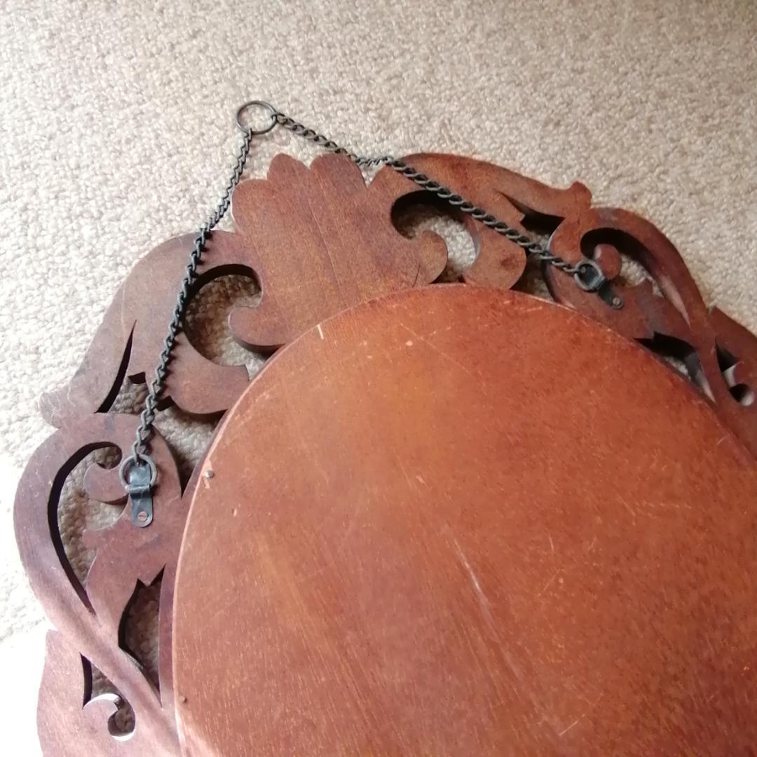 壁掛けミラー　面取り加工　木製枠　浮き彫り　アンティーク彫刻　アラベスク　楕円