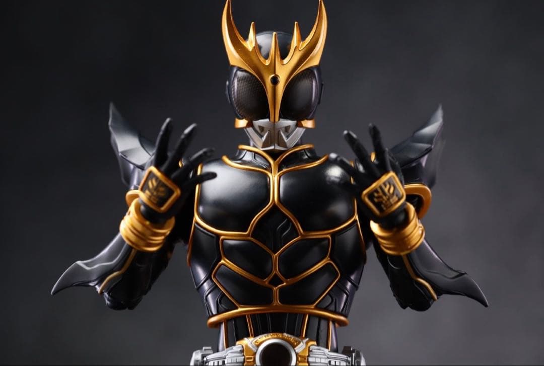 仮面ライダークウガ　アルティメットフォームプラモデル可動フィギュア発光LED付属