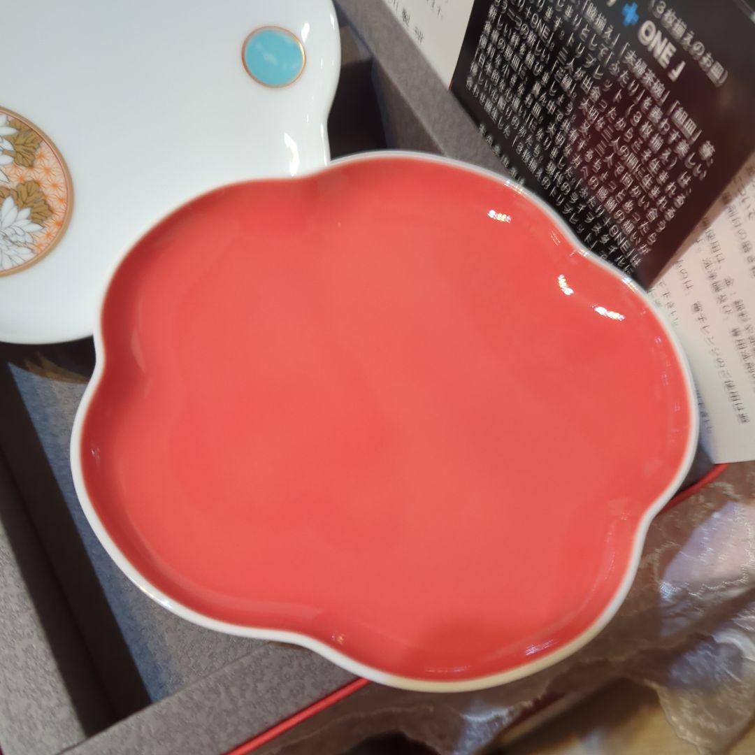 深川製磁・トリプレット（3枚揃えのお皿）花弁型皿3枚・元箱入）「ふたり+ONE」