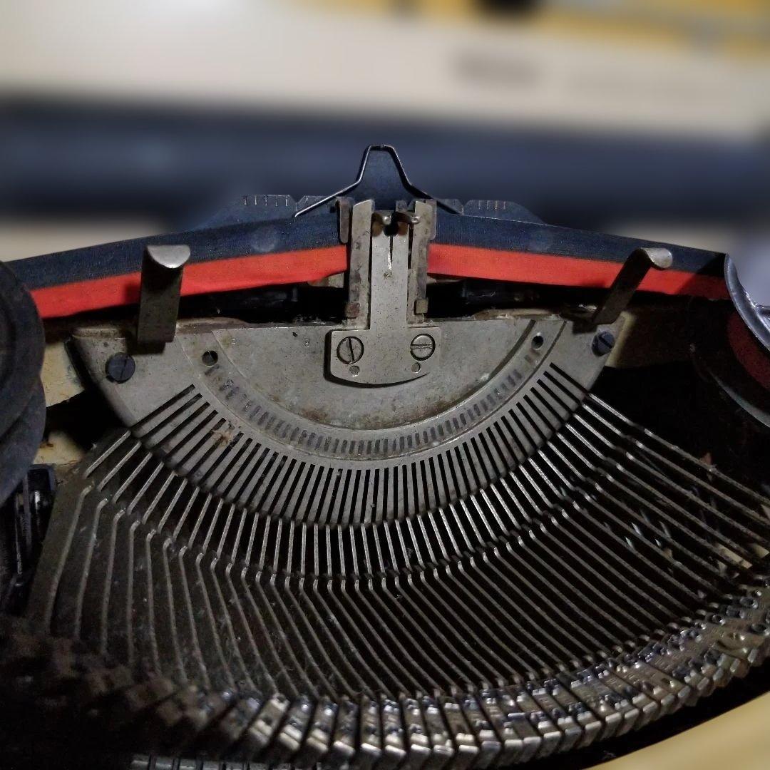 ジャンク品　TRIUMPH タイプライター ベージュ　説明よく読んで下さい