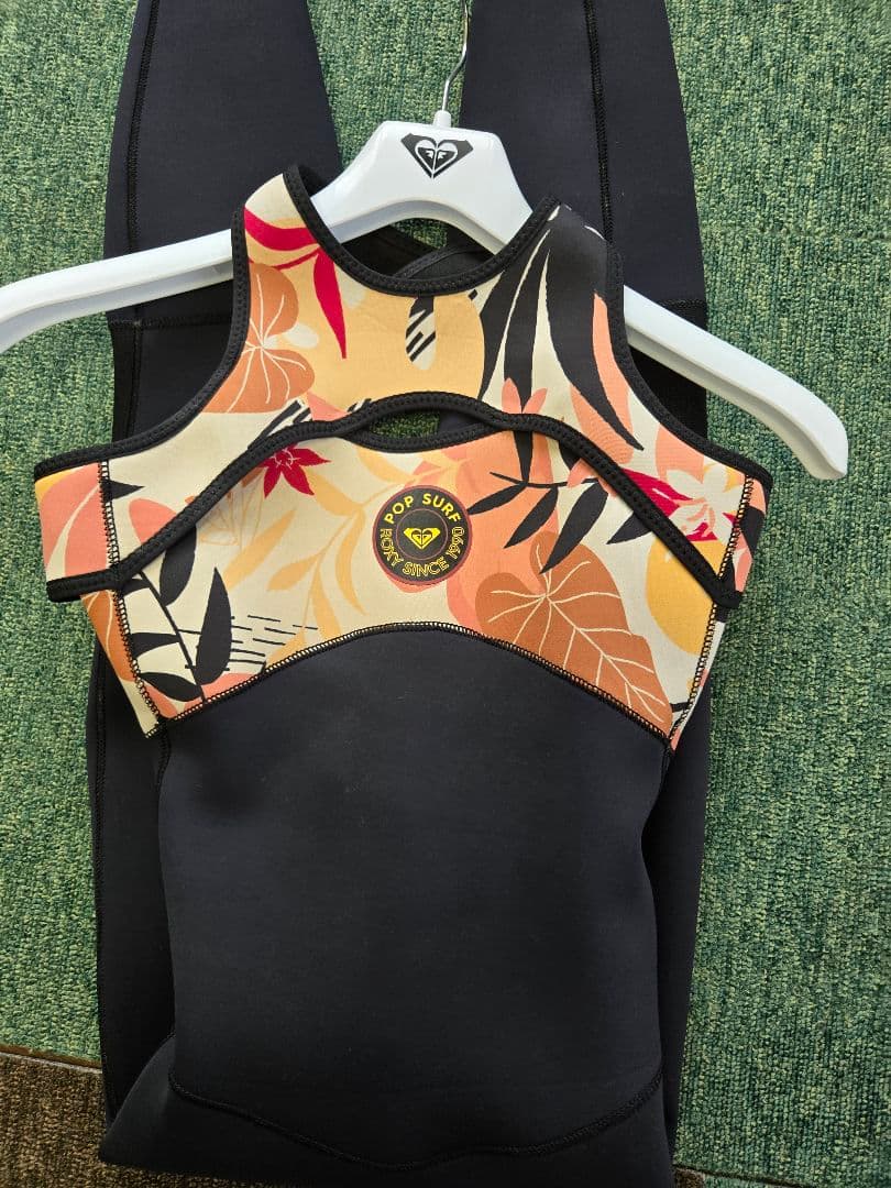 2枚セット　ロキシーフラワー柄ネオプレンロングジョン、タッパー、ウェットスーツ