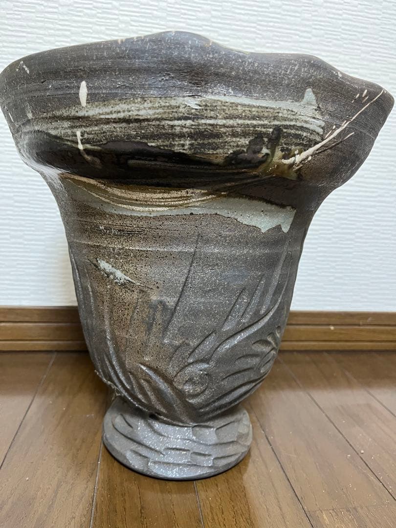 ダークブラウン 陶器 花瓶 彫刻模様