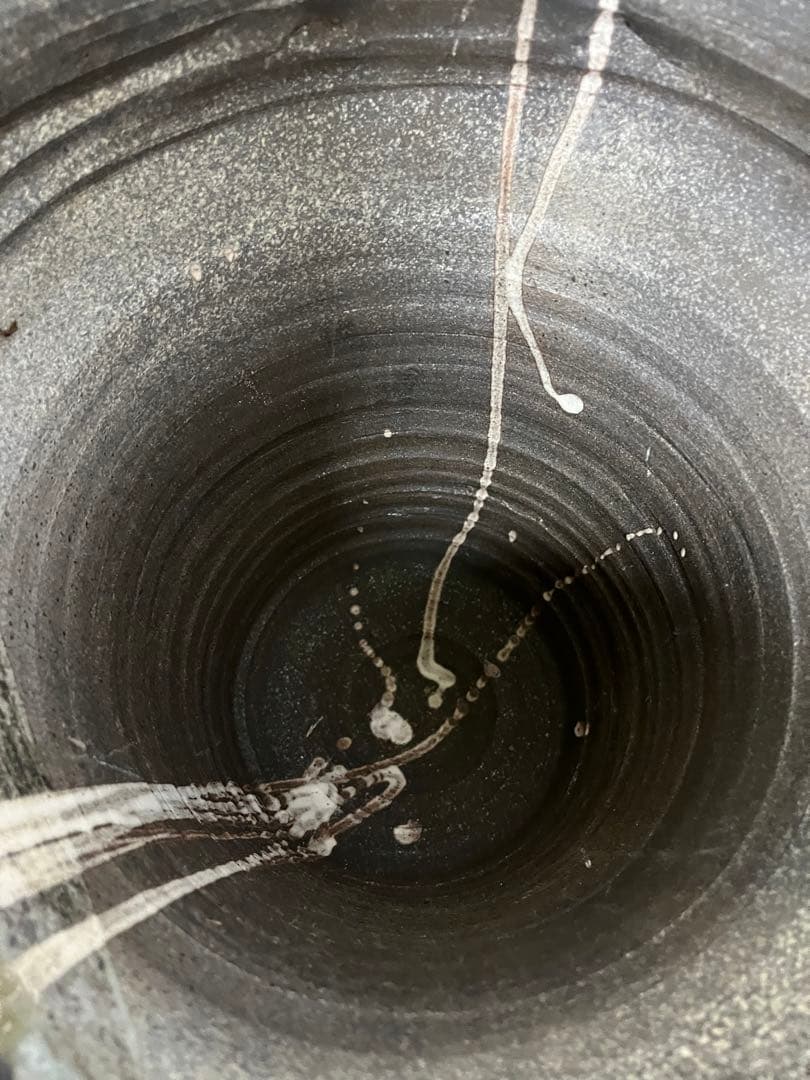 ダークブラウン 陶器 花瓶 彫刻模様