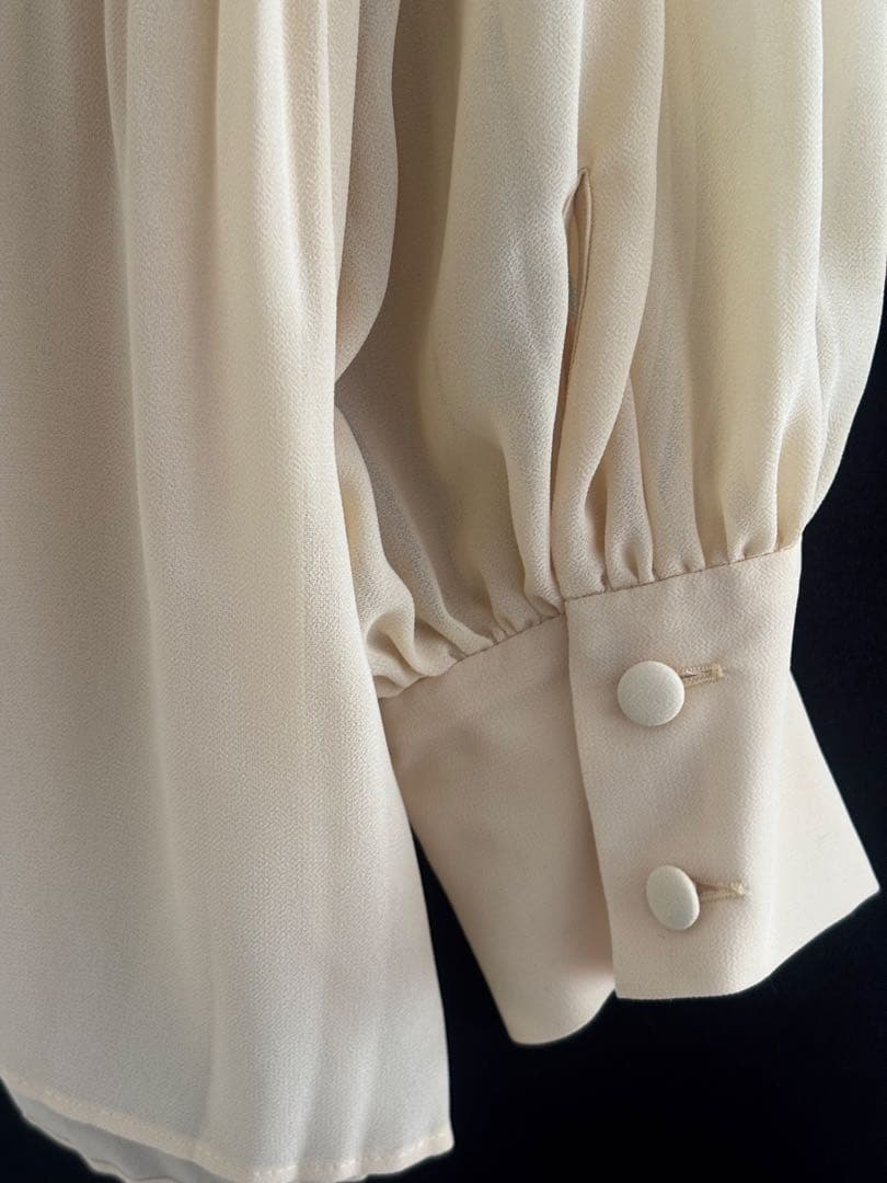 新品未使用L’UNEリュンヌプリーツブラウスイエローリボンシャツVERMEIL