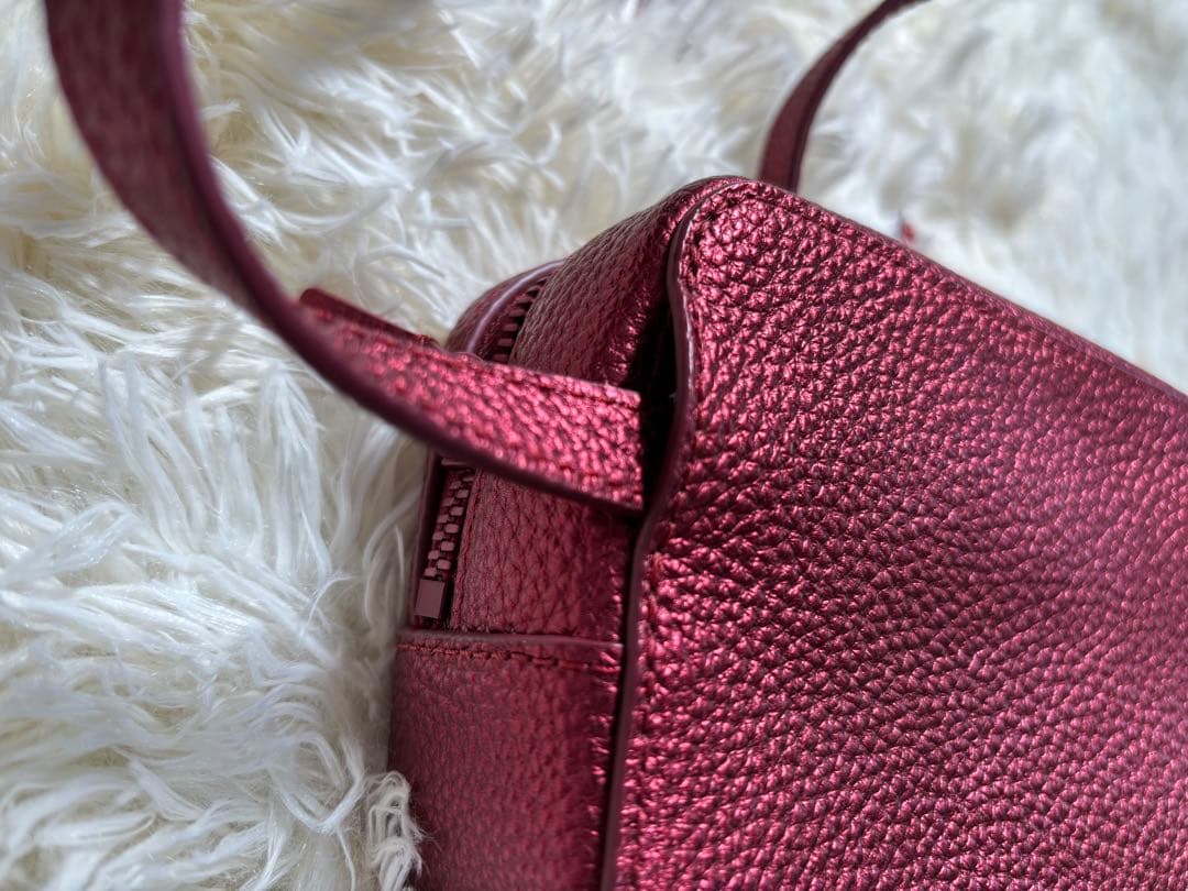 【極美品】ラコステ　赤　メタリックカラー　レザー ボディバック