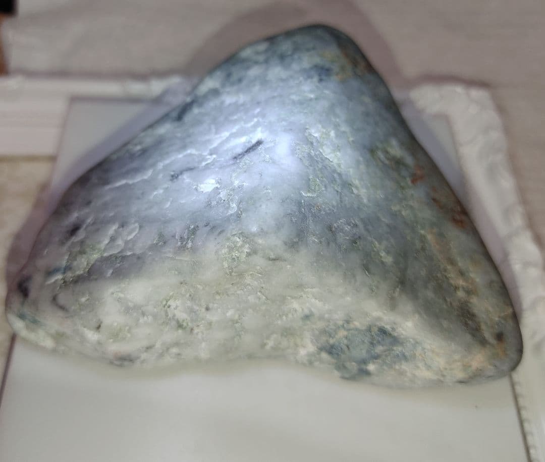 横川 青翡翠 重さ393g 全体的にチラホラとラベンダーも入っています。