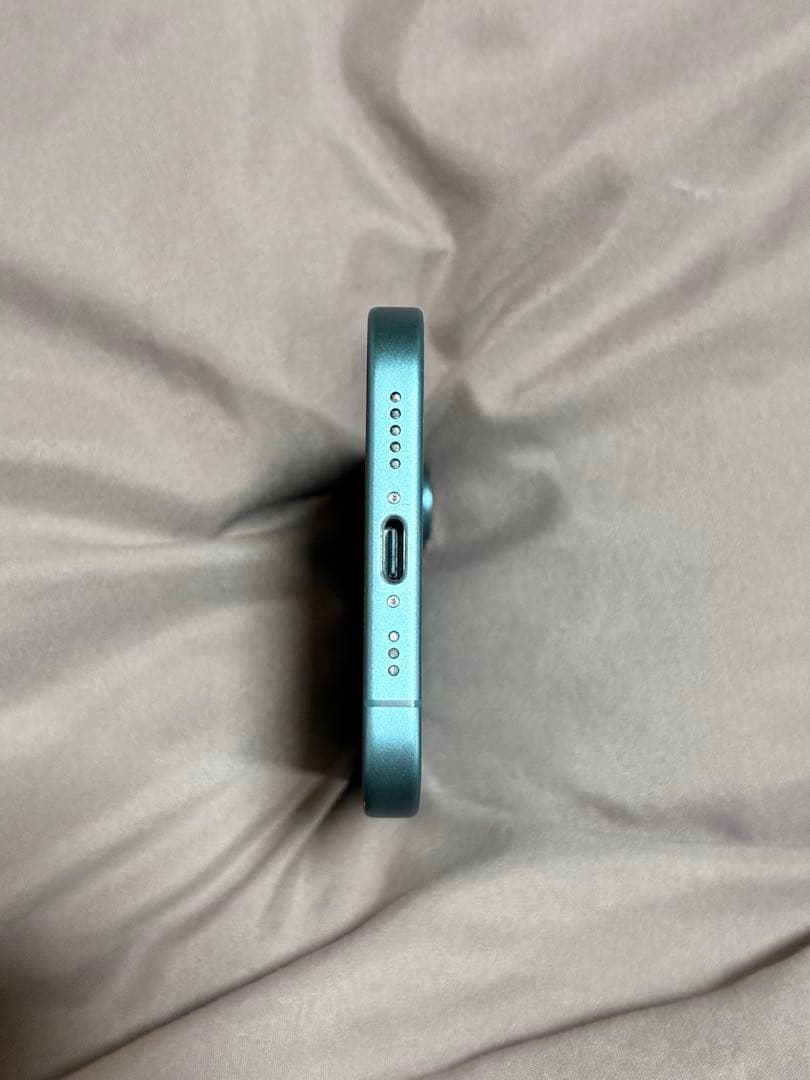 iPhone16 背面割れ　動作不良なし　ジャンク品扱い