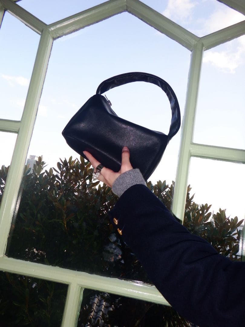 KEESE 黒 レザーショルダーバッグ ジップ Sサイズ ブラック ハンドバッグ