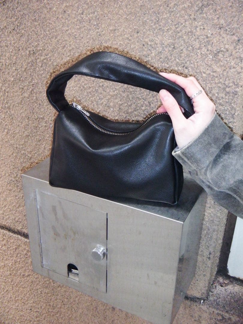 KEESE 黒 レザーショルダーバッグ ジップ Sサイズ ブラック ハンドバッグ