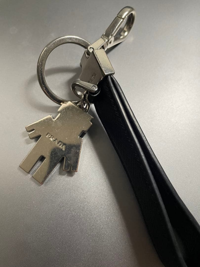 PRADA ロボット型キーホルダー　ユニセックス レザー