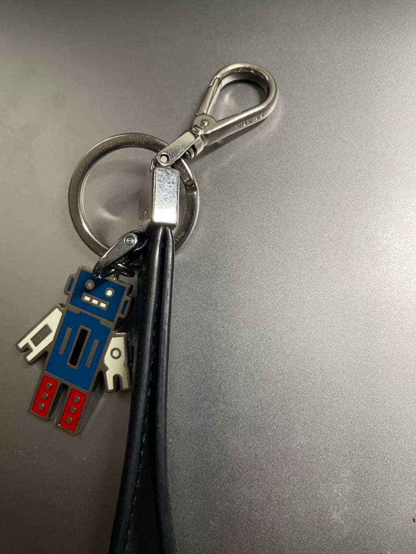 PRADA ロボット型キーホルダー　ユニセックス レザー