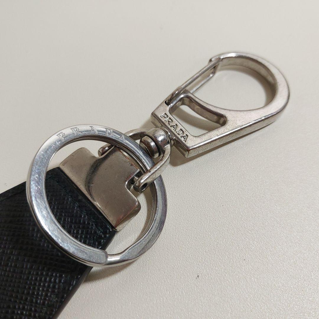プラダ トライアングルロゴ キーホルダー サフィアーノ ブラック 2PP041