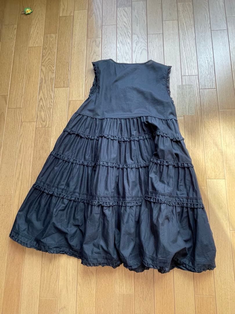 黒のフリル付きノースリーブミニワンピース