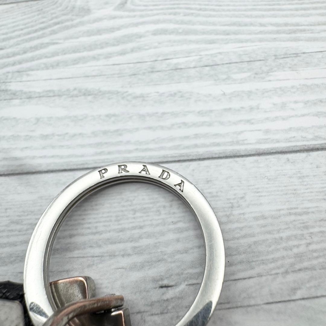 【美品】プラダ キーリング キーホルダー 三角ロゴ サフィアーノレザー ブラック