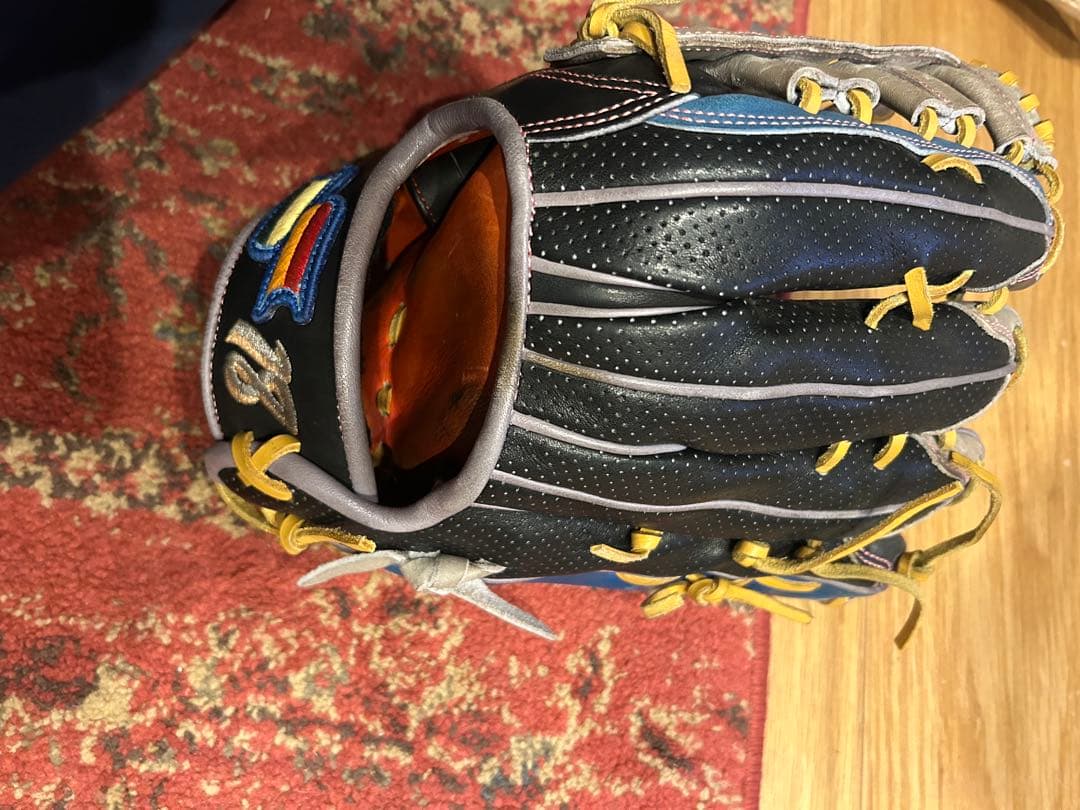 軟式グローブ 黒と青のレザー