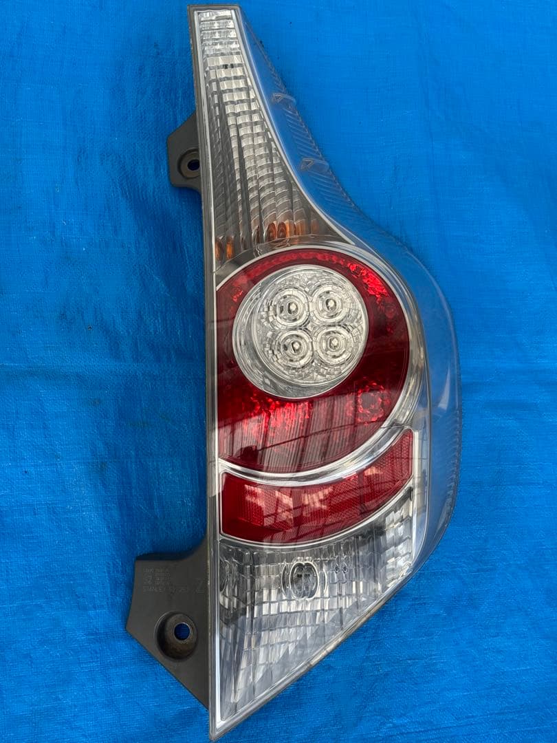 TOYOTAアクアNHP10前期テールランプ