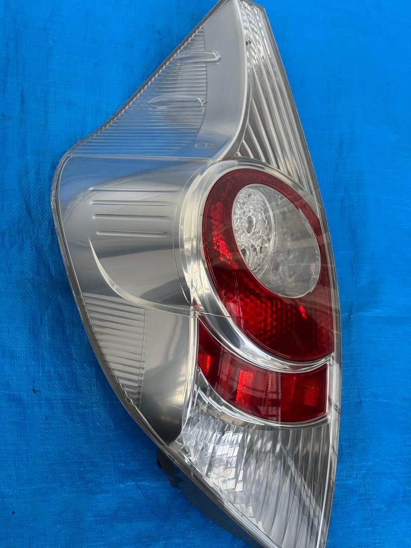 TOYOTAアクアNHP10前期テールランプ