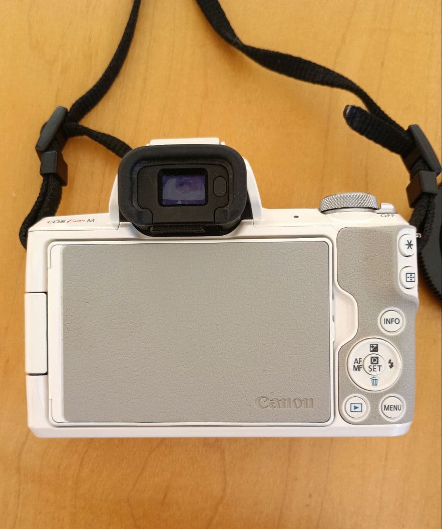 Canon EOS　kiss M ミラーレスカメラ 本体とレンズ2個