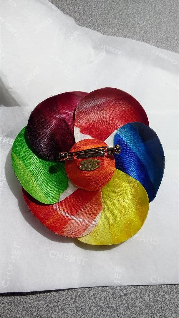 CHANEL マルチカラー　カメリアブローチ