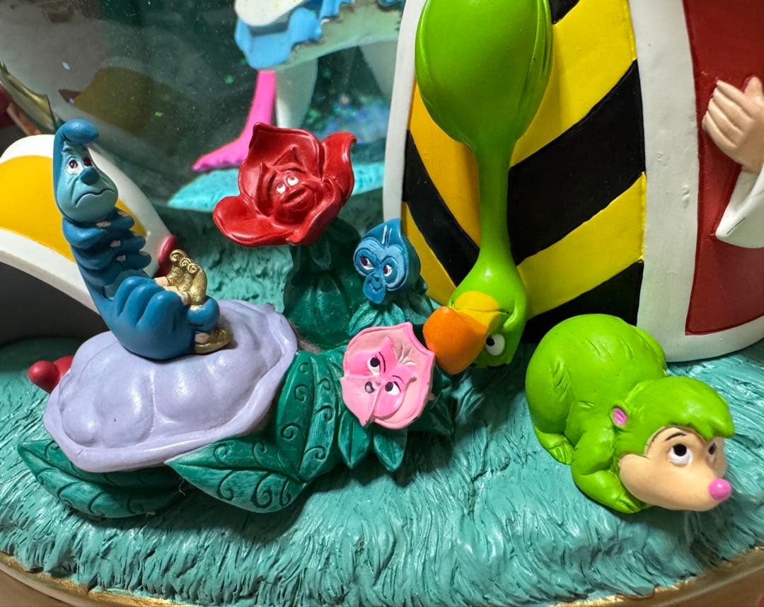 ディズニーストア 不思議の国のアリス オルゴール付きスノーグローブ