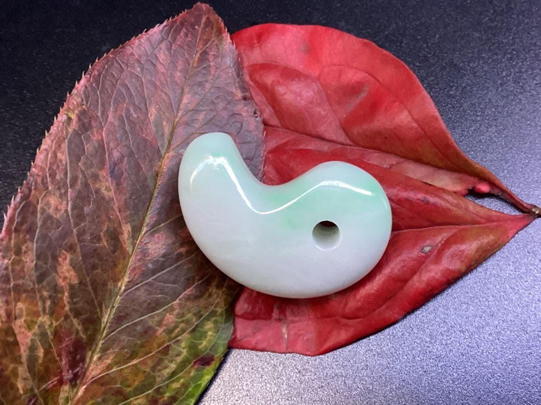 ✳ premiumシリーズ　一流の勾玉　味身色合い良好　糸魚川翡翠*格上の勾玉‼️