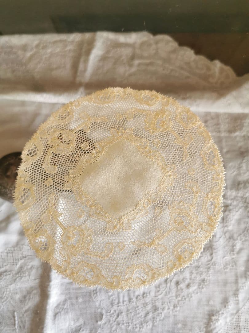 アンティーク ポワンドパリ 舞う1輪の薔薇のモチーフ センターフレームドイリー