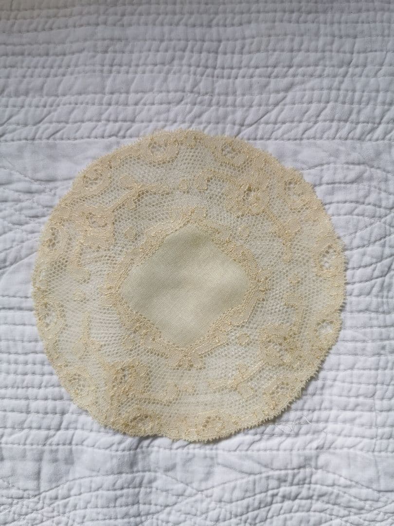 アンティーク ポワンドパリ 舞う1輪の薔薇のモチーフ センターフレームドイリー