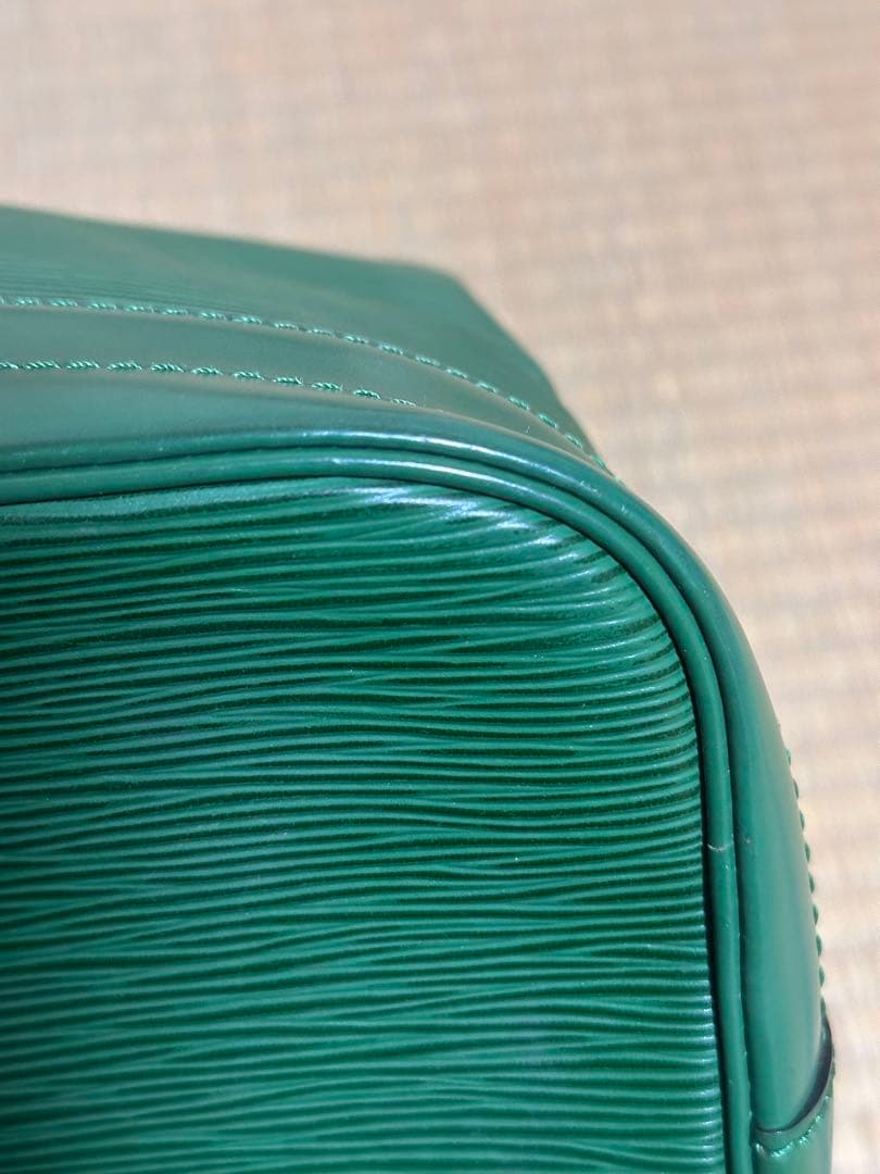 Louis Vuitton エピ プチノエショルダーバッグ