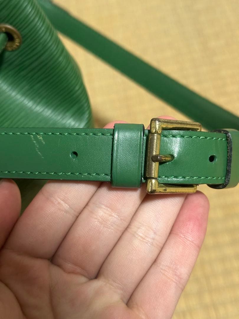 Louis Vuitton エピ プチノエショルダーバッグ