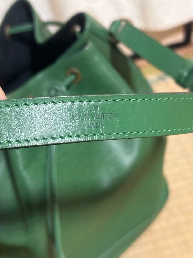 Louis Vuitton エピ プチノエショルダーバッグ