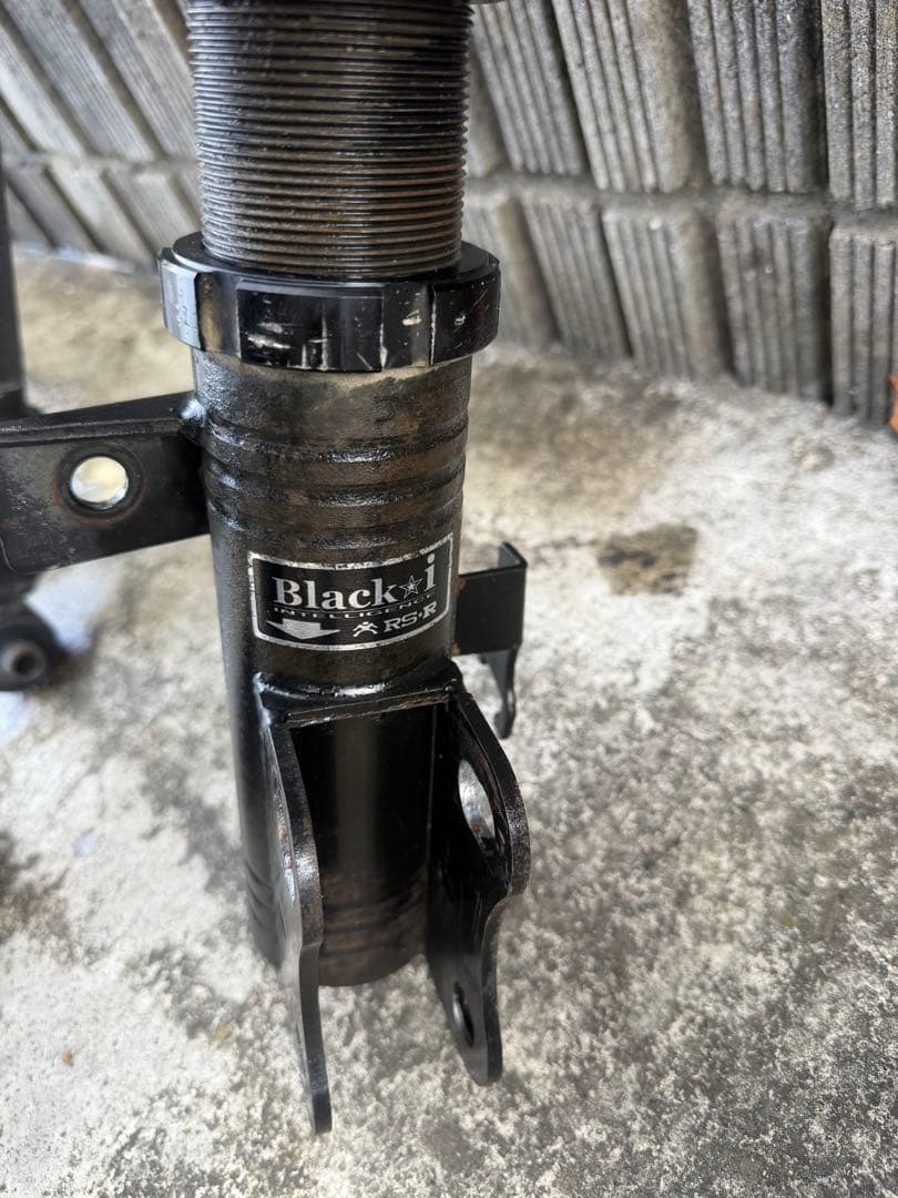 30プリウス 車高調　ブラックアイ