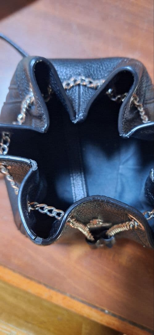 ヴィヴィアンウエストウッド 黒のヴィーガンレザーバケットバッグ