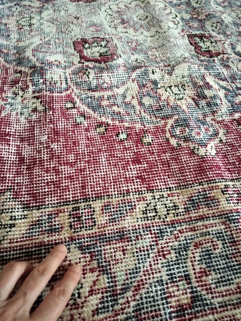 シャビーレッドとネイビーの端正なヴィンテージラグ　No.686