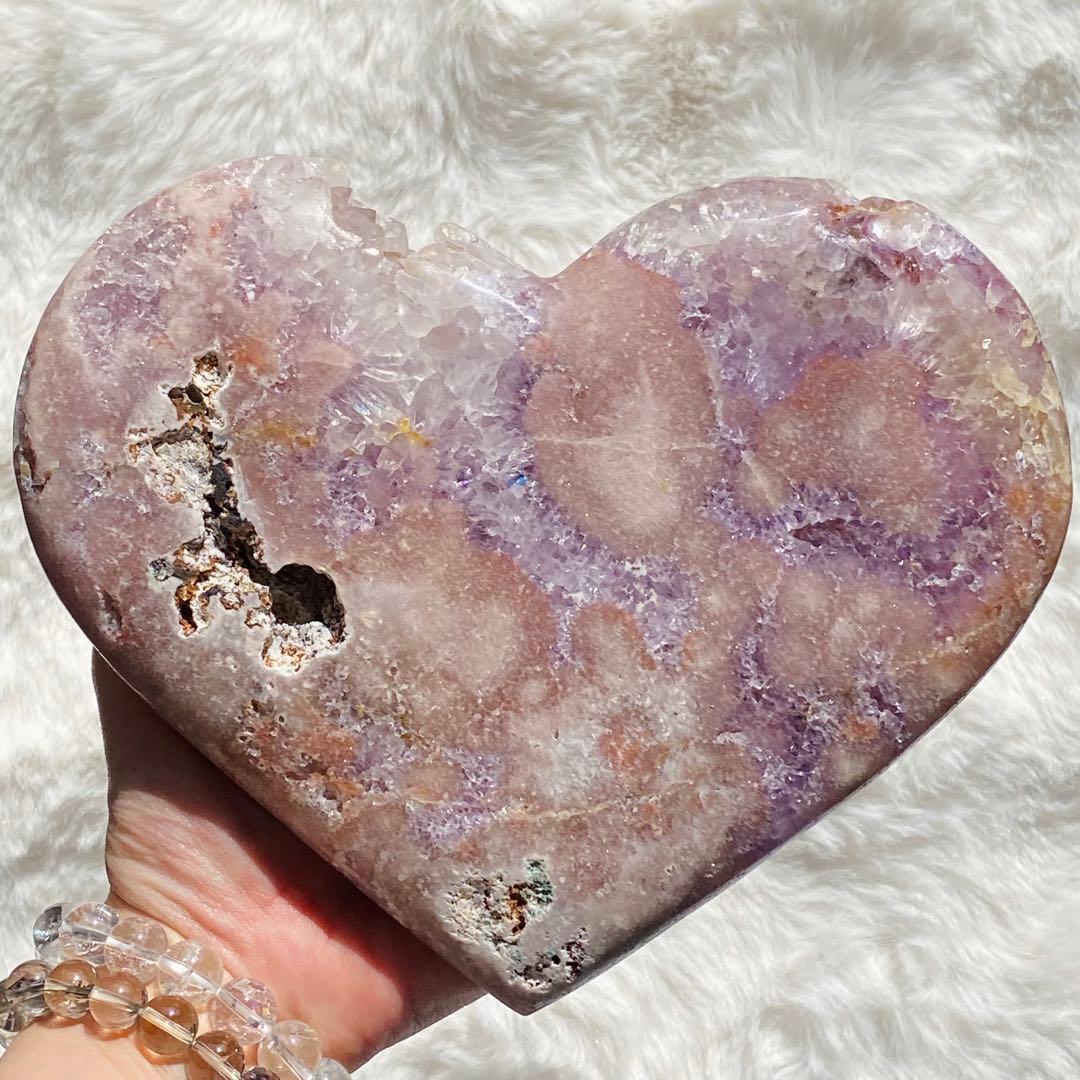 【 キュート ピンクアメジスト 原石 特大 ハート 1.54kg（台座付き）】