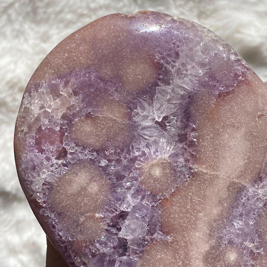 【 キュート ピンクアメジスト 原石 特大 ハート 1.54kg（台座付き）】