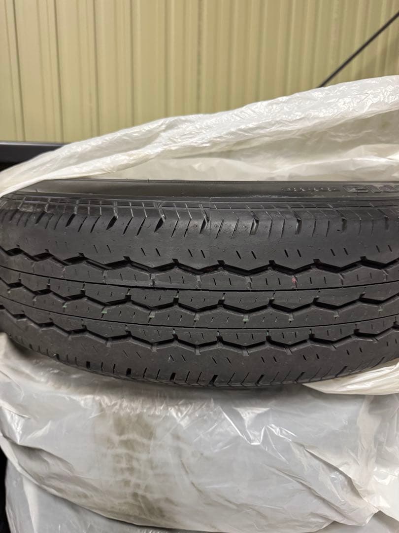 ハイエース　純正タイヤホイールセット