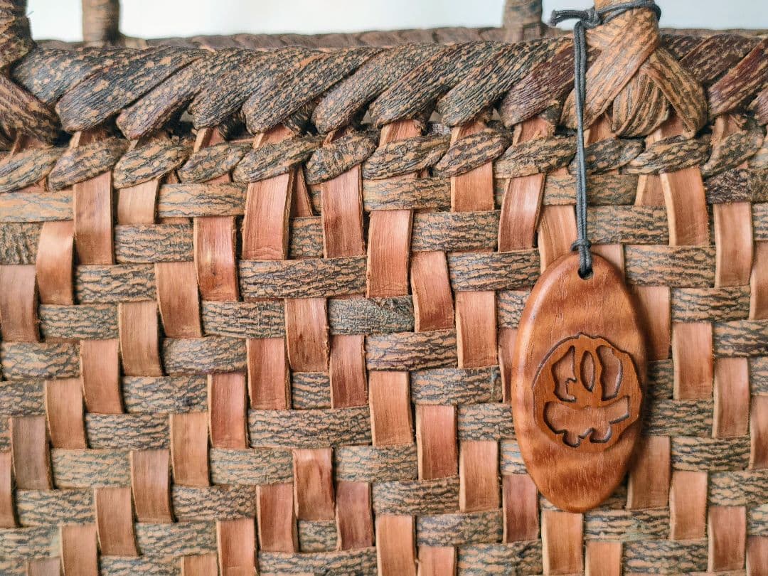 しの　希少天然素材 　沢胡桃かごバッグ　籠バック