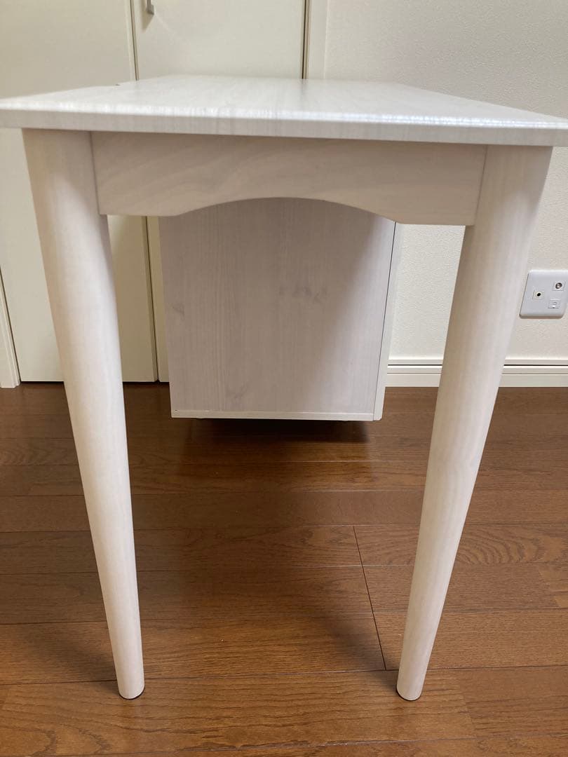 ニトリ 机 デスク【組立済そのまま使える】【送料込】白 モダン 北欧 ガラス戸