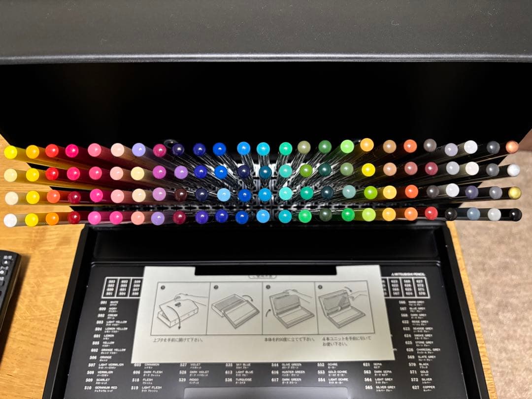 三菱uni 100色色鉛筆