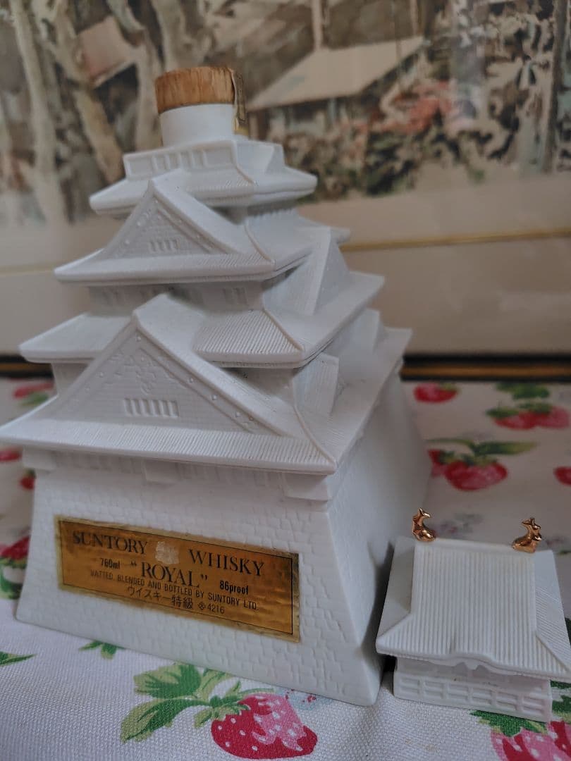 サントリー　ウイスキー　大阪城型ボトル　陶器　未開栓　古酒　ローヤル